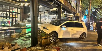 Otomobil pastaneye girdi