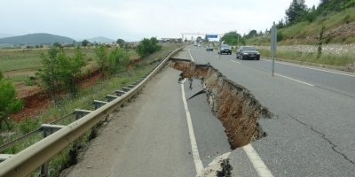 Muğla'da sağanak; yol çöktü