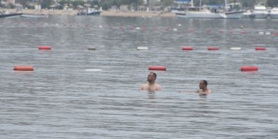 Bodrum'da turistler yağmura rağmen denize girdi