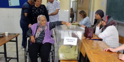 Antalya'da oy kullanma yoğun katılımla başladı (2)
