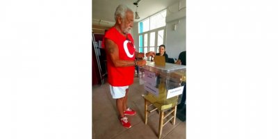 Şarkıcı Fedon, Bodrum'da oyunu kullandı