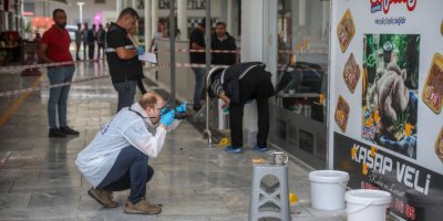 Motosikletle gelip, iş yeri önündeki 2 kişiye kurşun yağdırdı