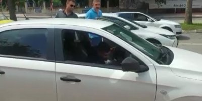 Korsan taksiciye 'Kardeşim biz polisiz' şoku