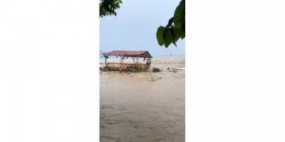 Antalya'da yağmur sonrası dere taştı; Adrasan'da turizm tesisleri zarar gördü