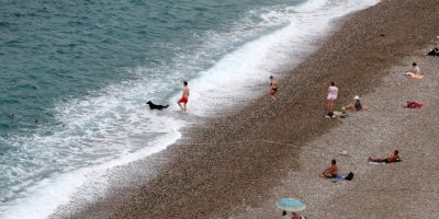 Konyaaltı Sahili'nde yağmura aldırış etmeden denize girdiler