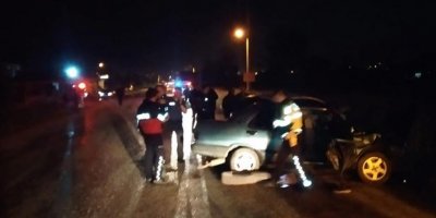 Burdur'da 2 otomobil kafa kafaya çarpıştı: 1 ölü, 4 yaralı