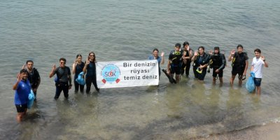 Dalgıçlar Side'de denizi temizledi
