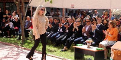 Diktikleri ürünleri defilede sergilediler