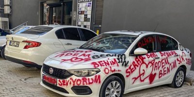 Otomobilin üzerine sprey boya ile aşk mesajları yazılıp, lastikleri kesildi