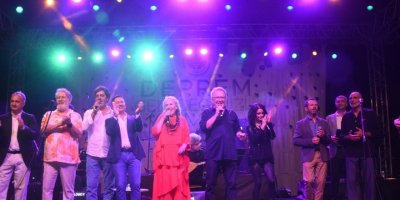 Bodrum'da depremzede çocukların eğitimi için ünlü isimler sahne aldı