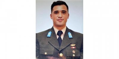 Otomobil refüjdeki ağaca çarptı; astsubay öldü, eşi ağır yaralı (2)