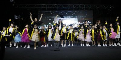 Anaokullu minikler cübbe giyip kep atarak mezun oldu