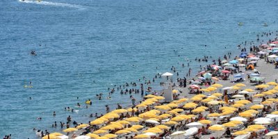 Antalya'nın sahillerinde yoğunluk yaşanıyor