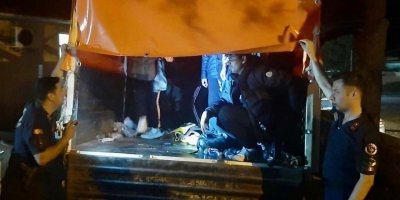 Muğla’da takiple durdurulan kamyonun kasasından 42 kaçak göçmen çıktı