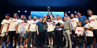 Çiftçi Kupası Futbol Turnuvası'nda kupa Başkan Böcek'ten