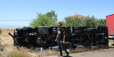 Tır devrildi; 2 yaralı