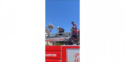 Leylek yuvasına itfaiye aracıyla bırakıldı