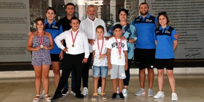 Başkan Şükrü Sözen şampiyonları ağırladı