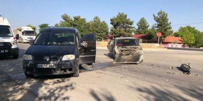 Otomobiller çarpıştı: 3 yaralı