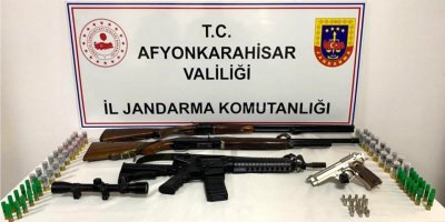 Bahçesinde kaçak kazı yaparken yakalandı