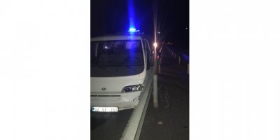 Minibüs bariyerlere çarptı: 1 yaralı