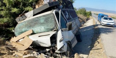 Kamyonet toprak yığınına çarptı: 1 ölü, 1 yaralı