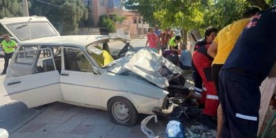 Otomobilin çarpıp direğe sıkıştırdığı yayanın bacağı koptu