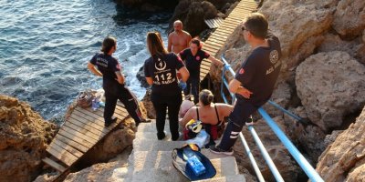 Falezlerden denize inmek isterken düşen Rus turist 1,5 saatte kurtarıldı