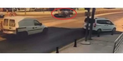 Motosikletle otomobilin çarpıştığı 1 kişinin öldüğü kaza kamerada