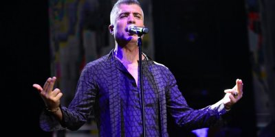 Özcan Deniz'den Orhan Gencebay'a sahnede doğum günü sürprizi