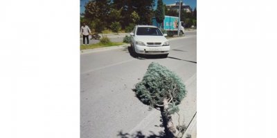 Otomobille elektrikli motosiklet çarpıştı: 1 yaralı