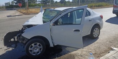 Afyonkarahisar'da otomobil direğe çarptı: 1 ölü 2 yaralı