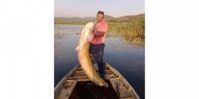 Boyundan büyük yayın balığı yakaladı