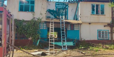 Çatıda çıkan yangında ev kullanılamaz hale geldi