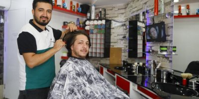 Antalya’da, Rus ve Ukraynalıların 'merdiven altı' berber dükkanı işletmelerine tepki