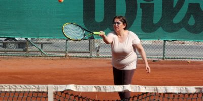 Yürümekte güçlük çekerken ameliyat sonrası tenise başladı