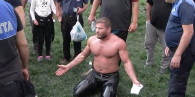 Başpehlivan Balaban, güreş biter bitmez fotoğraf çektirmek isteyen hayranıyla tartıştı