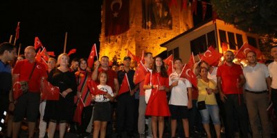 Alanya'da Zafer Bayramı fener alayı ve konserle kutlandı