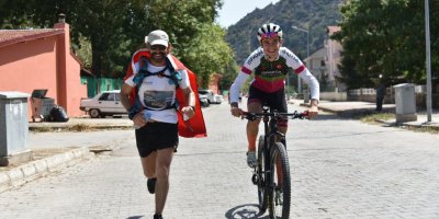Üç sporcudan Eğirdir Gölü'nde zafer yolculuğu