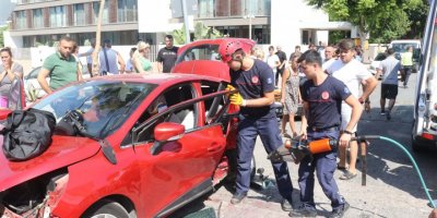 Antalyasporlu Naldo'nun ailesi Antalya'da kaza geçirdi: 1'i ağır, 5 yaralı