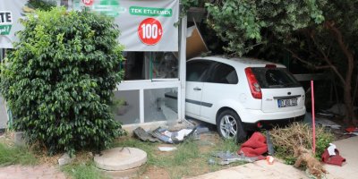 Otomobil eczanenin camekanına çarptıktan sonra restorana girdi; kaza anı kamerada
