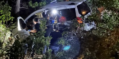 Uçuruma yuvarlanan araçta boğazı kesilmiş, cesedi bulundu