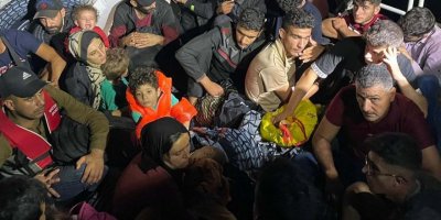 Yelkenli teknede 94 kaçak göçmen yakalandı