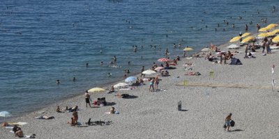 Konyaaltı Sahili'nde hafta sonu yoğunluğu