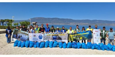 Dünya Temizlik Günü'nde göl kenarını temizlediler