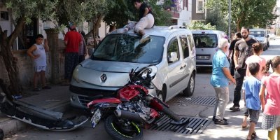 Sağlık ekipleri yaralıya, kaza sırasında tavanına uçtuğu aracın üzerinde müdahale etti