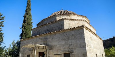 Minaresi servi olan tarihi camiye 'silüet' dokunuşu