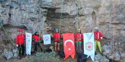 Dağcılar falezlerde temizlik yaptı
