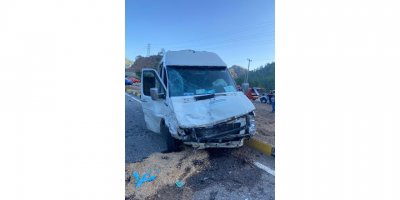 Marmaris'te servis minibüsü ile kamyonet çarpıştı; 1 ölü, 7 yaralı