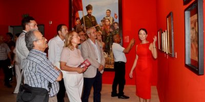 Ressam Samsonov'un '100 Yıllık Cumhuriyet' sergisi AKS'de açıldı